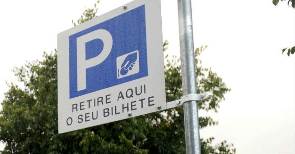 Estacionamento à superfície volta a ser cobrado