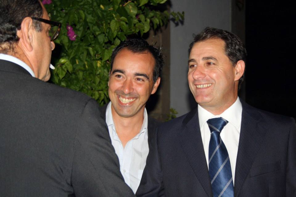 Mário Ferreira (diretor de campanha) e Manuel Barros (candidato à Câmara) ouvem Alípio de Matos (candidato à Assembleia Municipal), na apresentação da candidatura de 2013. Foto: DR