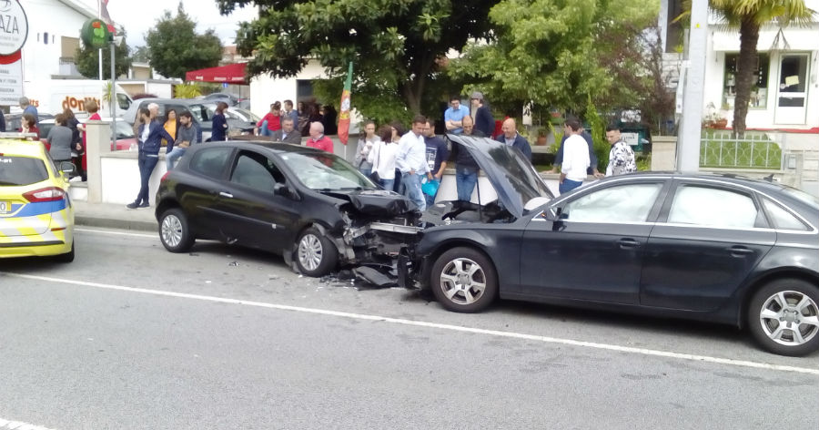 Sete feridos em colisão com três viaturas em vila verde
