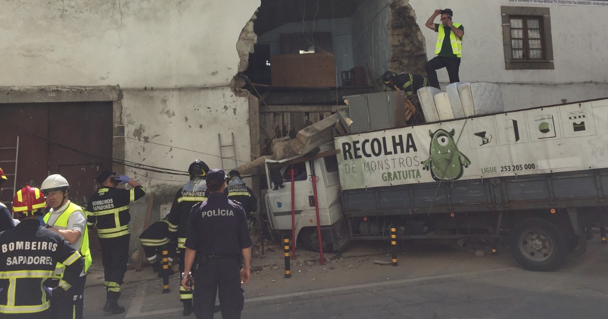 Quatro feridos após despiste de camião contra habitação no centro de braga