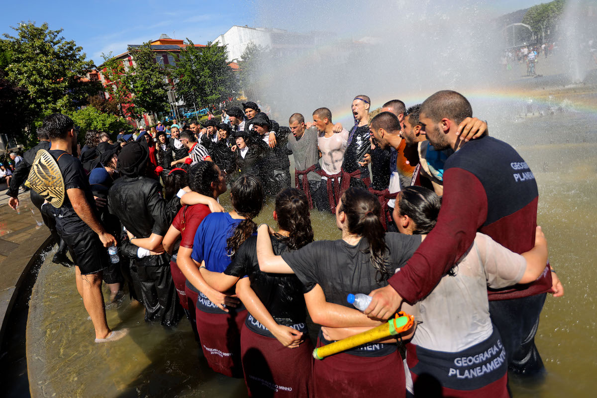 Cortejo académico levou milhares de estudantes às ruas de braga - imagens