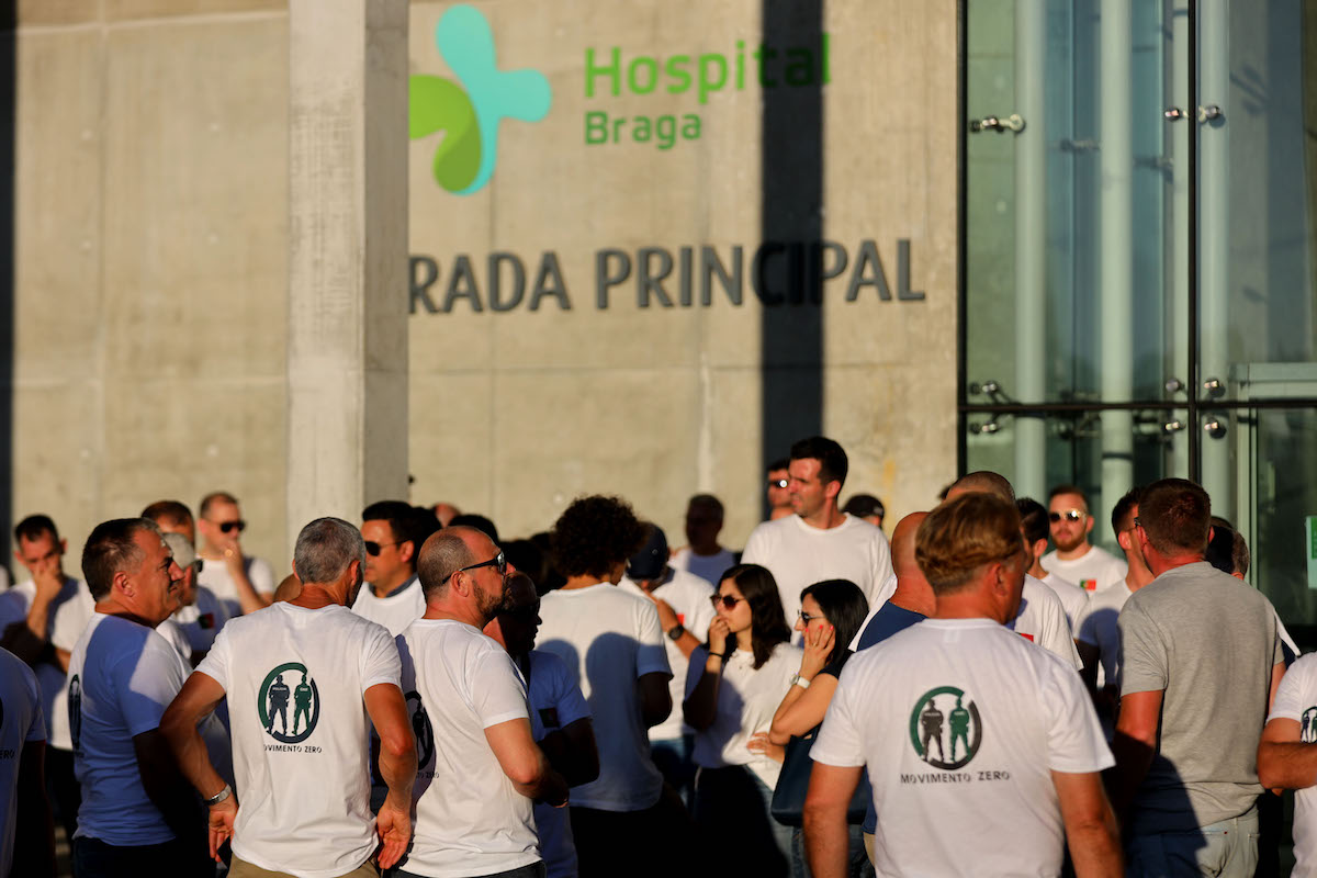 Silêncio ensurdecedor do descontentamento das forças de segurança à porta do hospital de braga