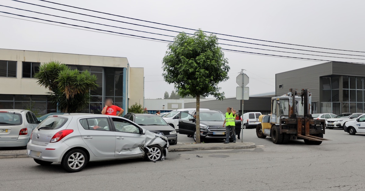 Automóvel e empilhador envolvidos em acidente rodoviário em braga
