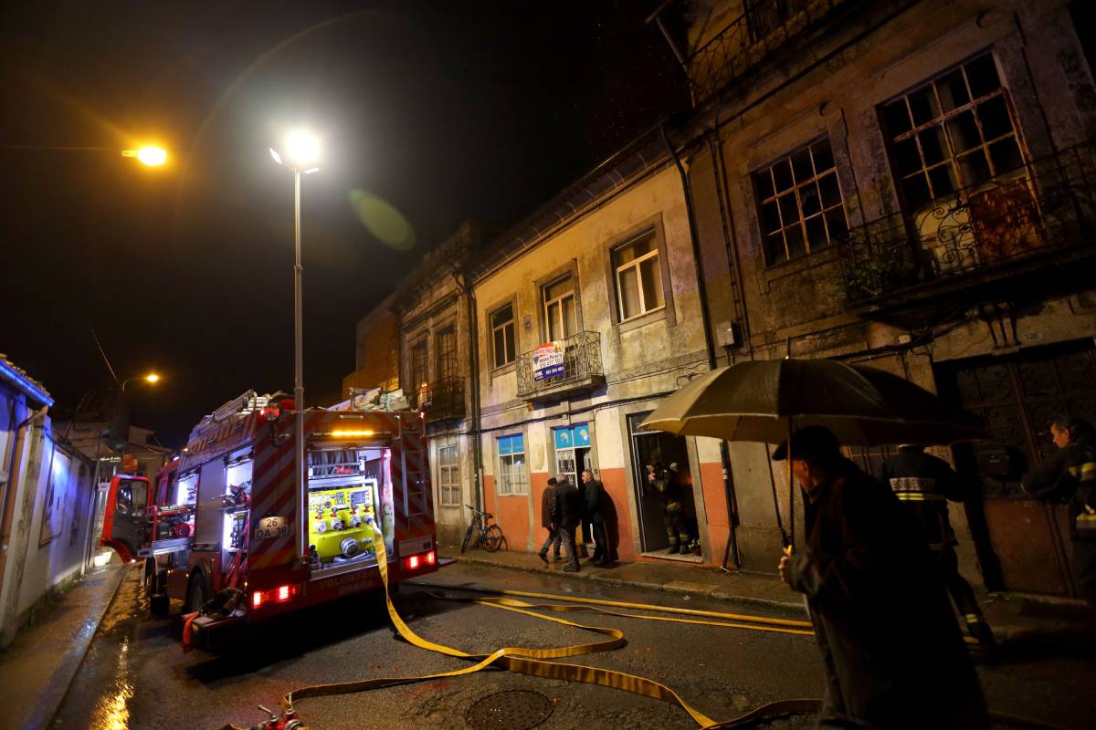 Bombeiros evitaram tragédia em braga 13 Bombeiros evitaram tragédia em braga