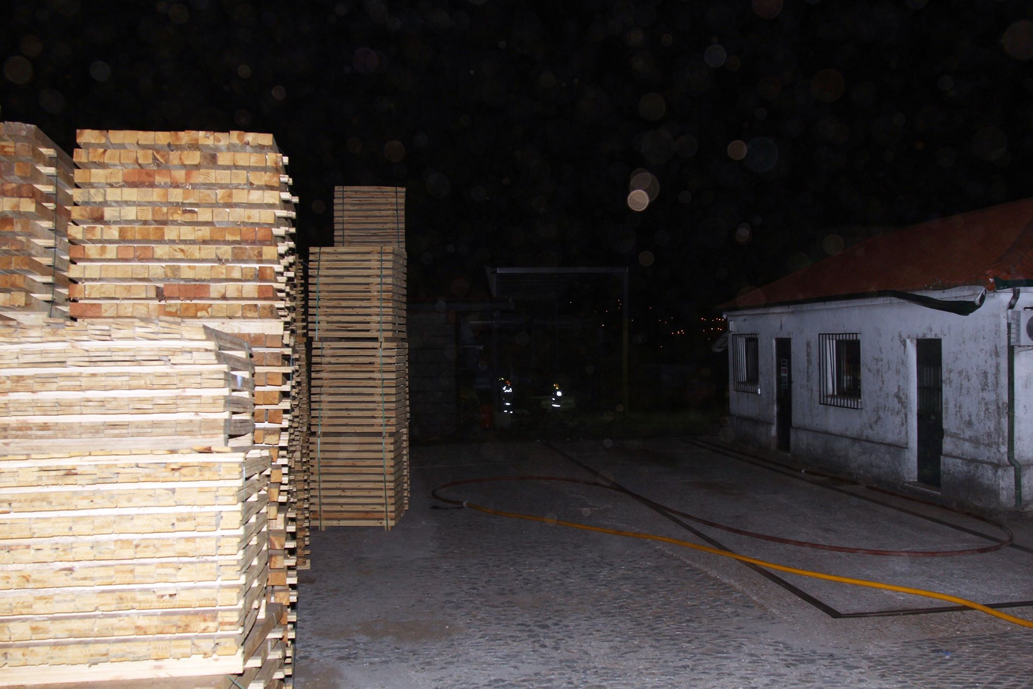 Incêndio numa serração em fafe causa danos materiais 7 Incêndio numa serração em fafe causa danos materiais