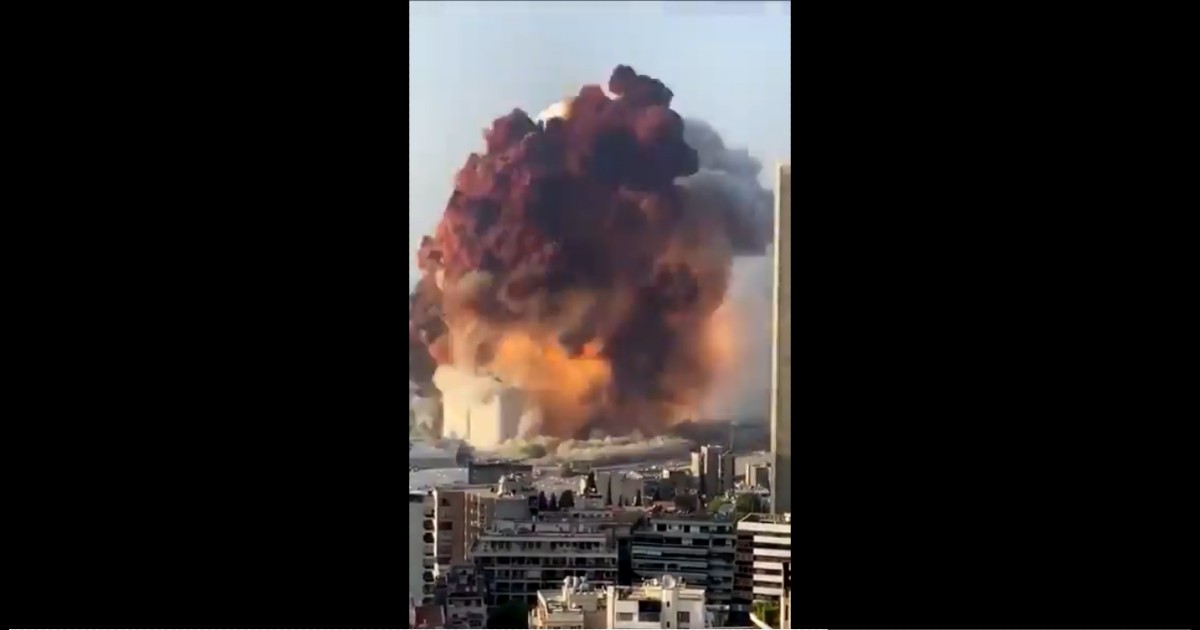Duas explosões no porto de beirute com dezenas de feridos
