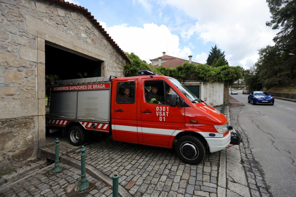 Homem cai do telhado em Braga