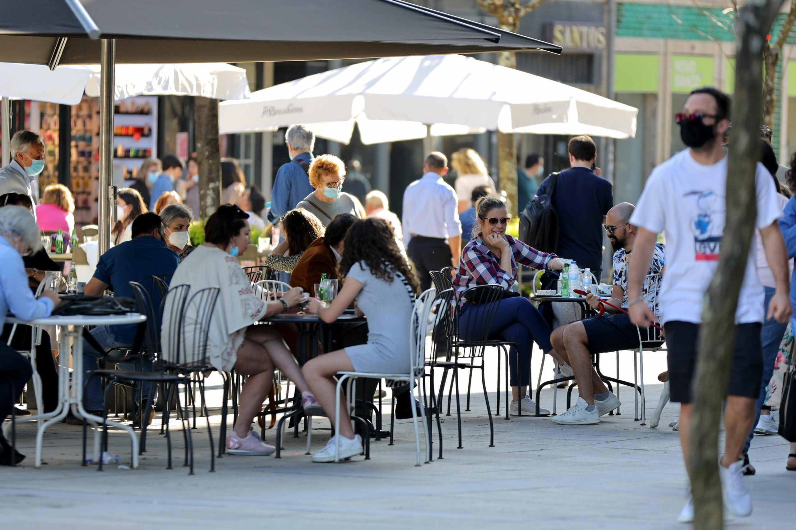 Muita gente na rua e esplanadas cheias em braga 17 Muita gente na rua e esplanadas cheias em braga