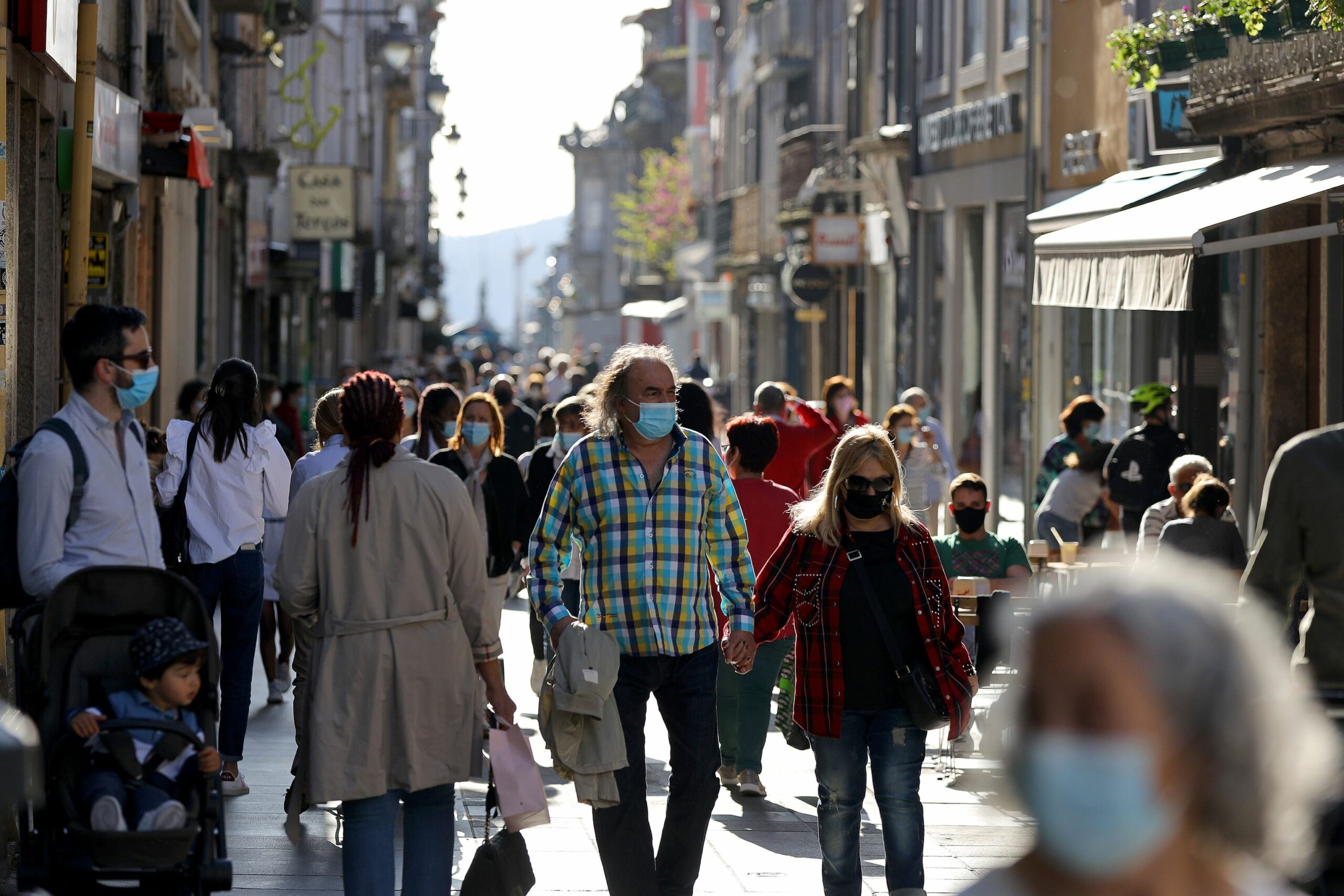 Muita gente na rua e esplanadas cheias em braga 11 Muita gente na rua e esplanadas cheias em braga