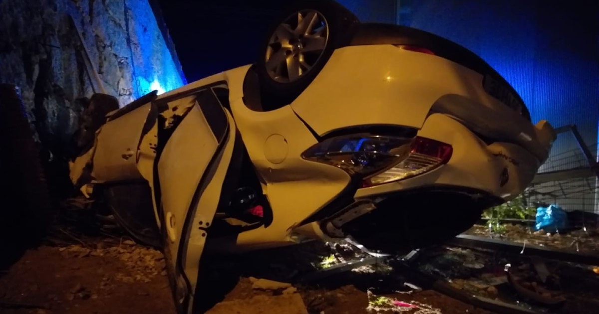 Dois feridos após despiste, capotamento e queda em altura em vizela