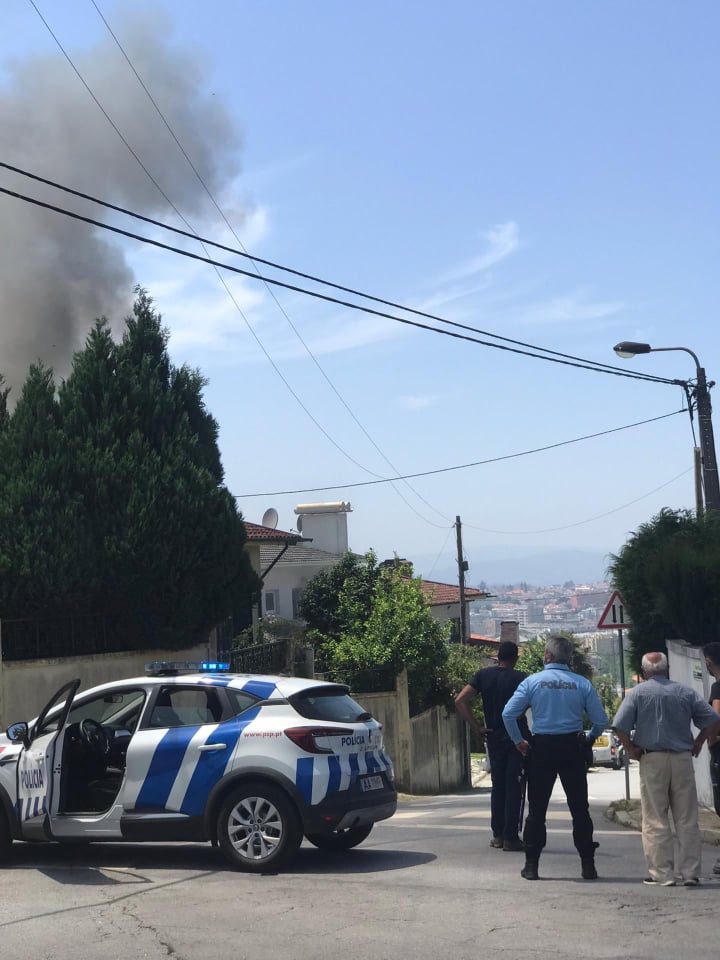 Incêndio deflagra em anexo de moradia em braga. Mulher ferida 18 Incêndio deflagra em anexo de moradia em braga. Mulher ferida
