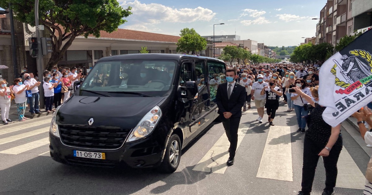 Milhares acompanham cortejo fúnebre de neno em guimarães