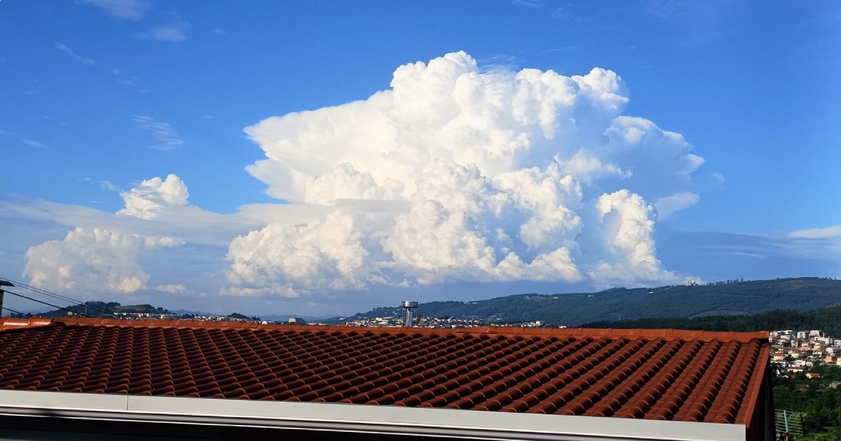 Trovoada, aguaceiros e, claro, (muito) calor. Triplo aviso amarelo para braga e viana