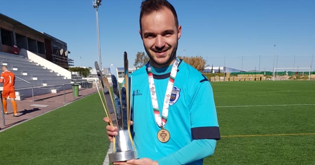 É de guimarães, marcou um golo à maradona e venceu o prémio puskas das distritais
