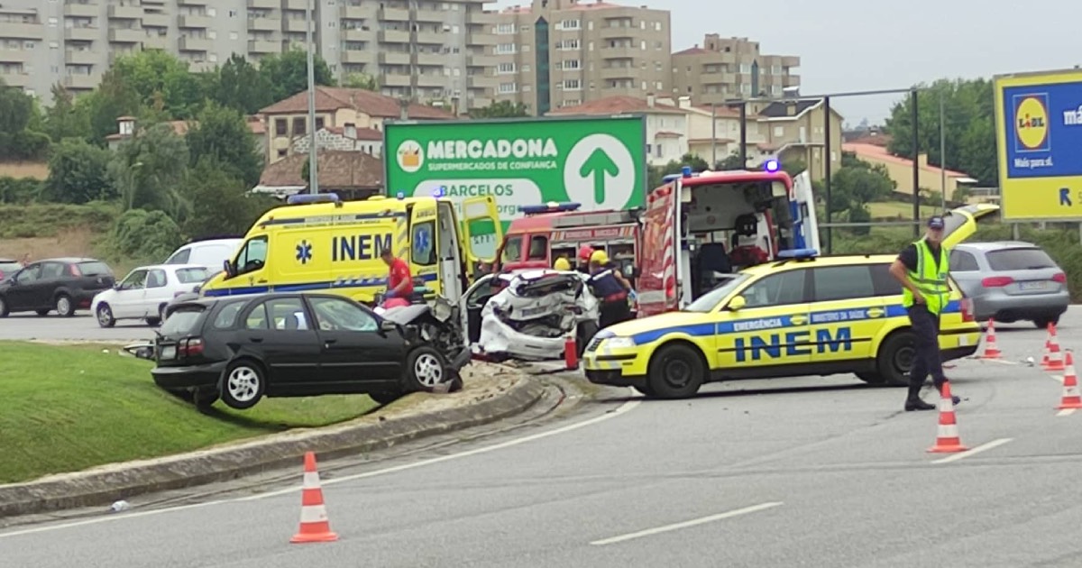 Colisão na 'rotunda do galo', em barcelos, provoca feridos encarcerados