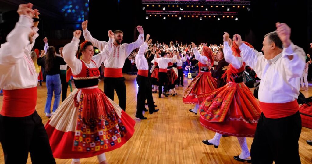 Rusgas Minhotas” em Bron reuniram centenas de dançarinos e festeiros -  LusoJornal
