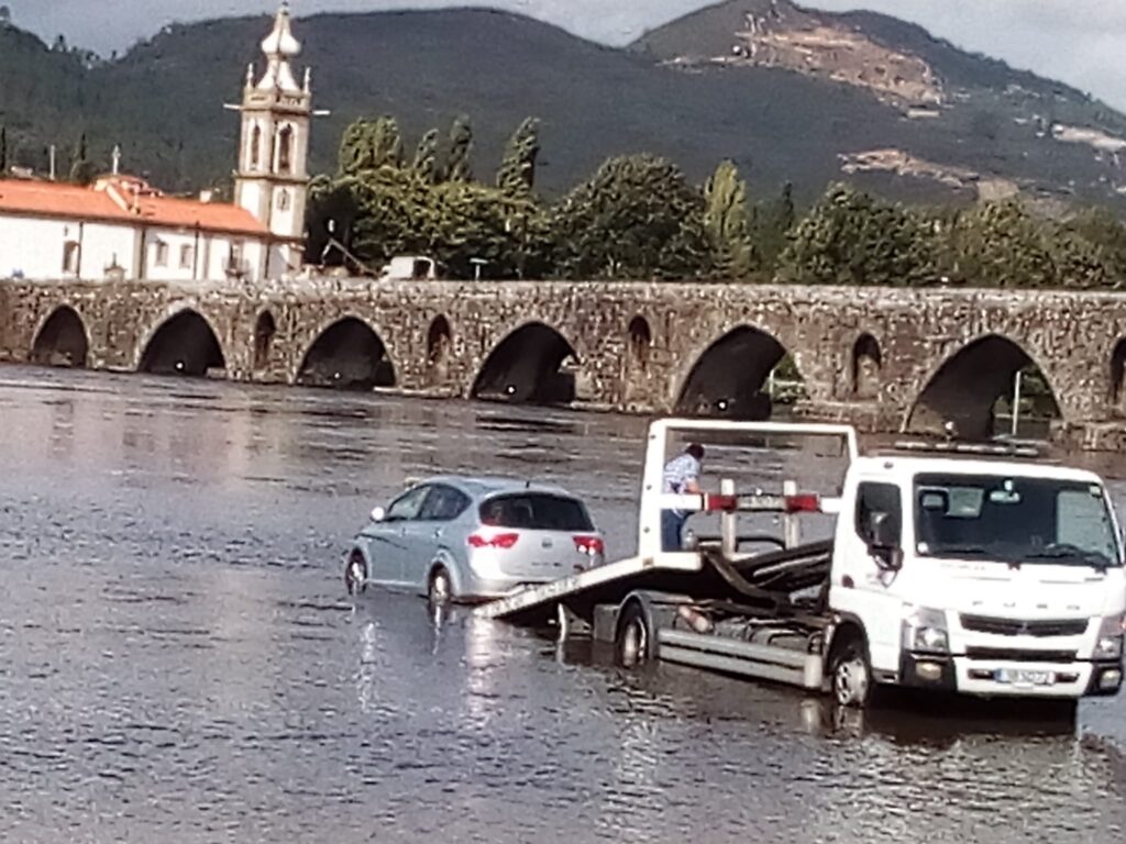 Subida rápida do rio 'apanha' carros estacionados no areal em ponte de lima 7 Subida rápida do rio 'apanha' carros estacionados no areal em ponte de lima