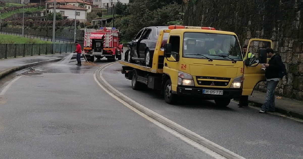 Duas mulheres feridas numa colisão em ponte da barca