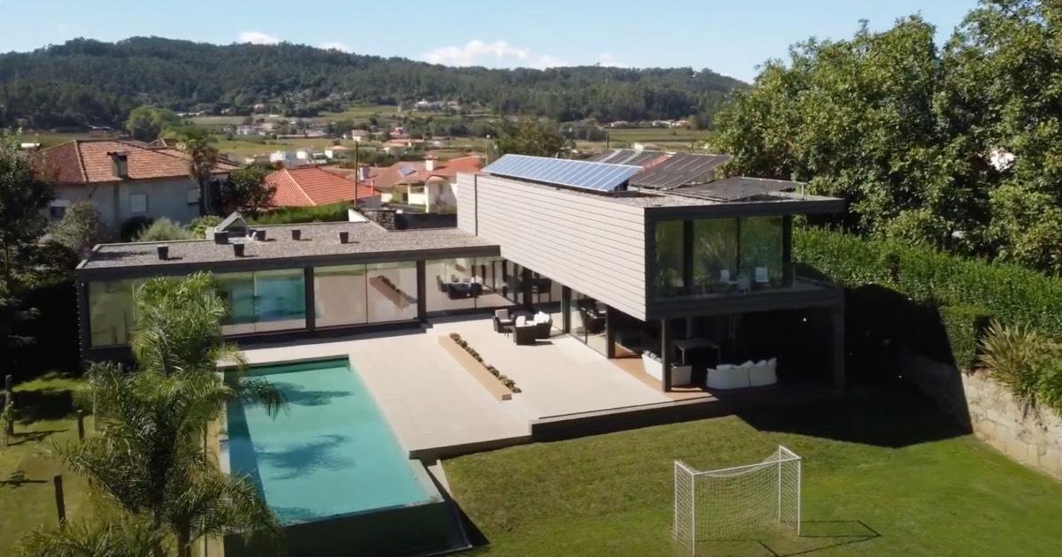 Esta casa no meio da aldeia em braga custa 1,8 milhões (e até o quarto da empregada é de luxo)