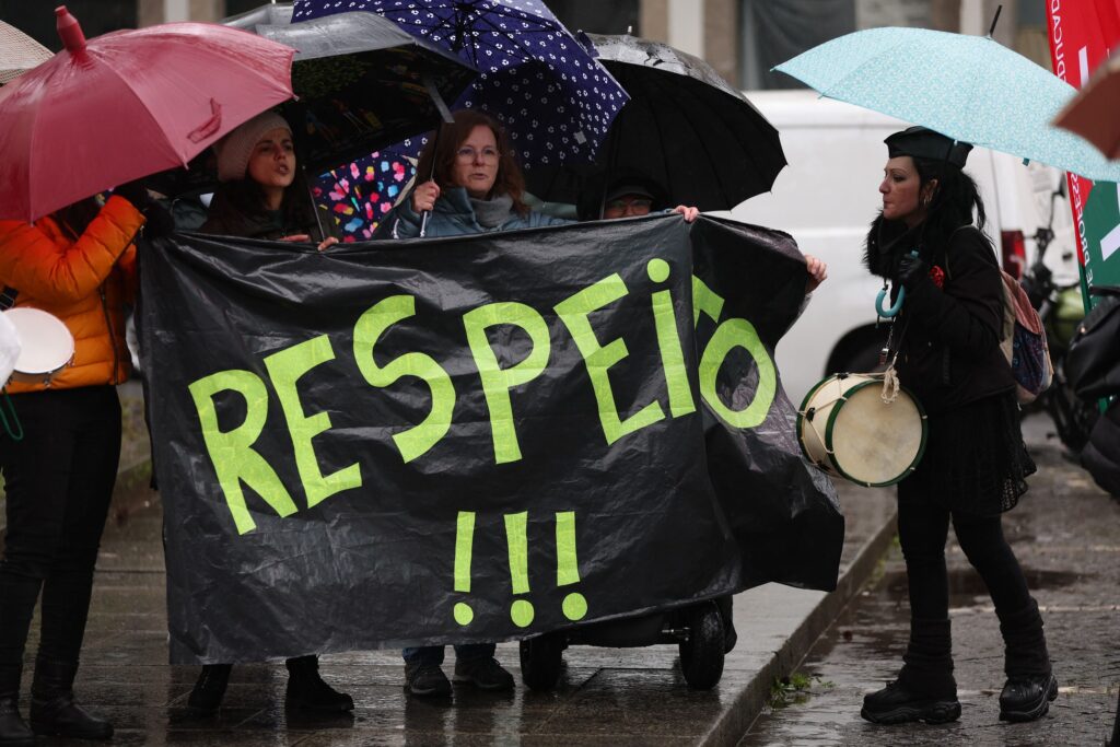 Professores em luta em braga cantam "acordai" à chuva para costas ouvirem