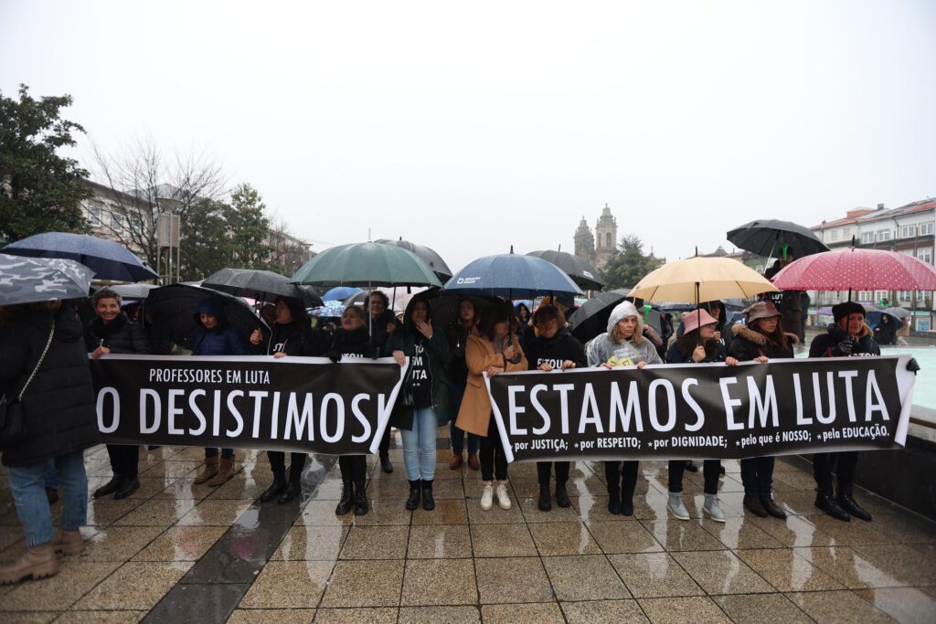 Professores em luta em braga cantam "acordai" à chuva para costas ouvirem
