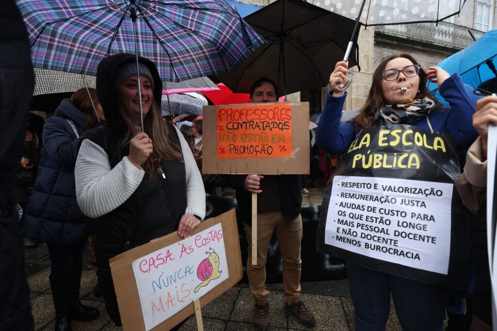 Professores em luta em braga cantam "acordai" à chuva para costas ouvirem