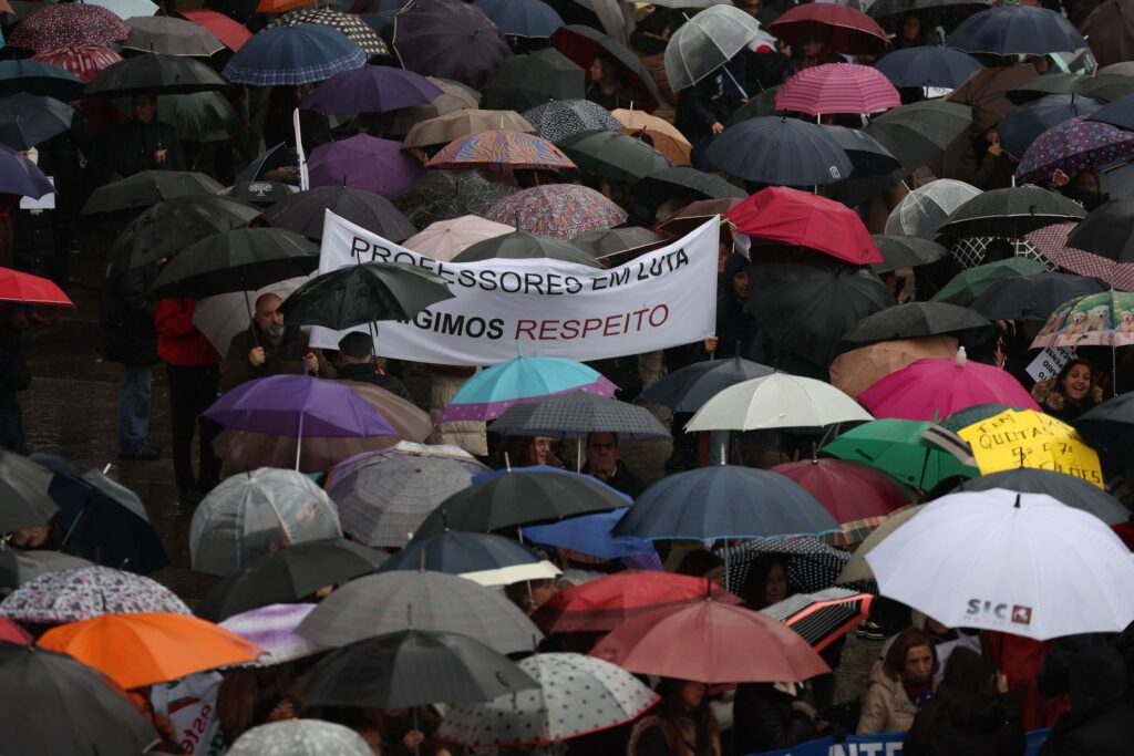 Professores em luta em braga cantam "acordai" à chuva para costas ouvirem