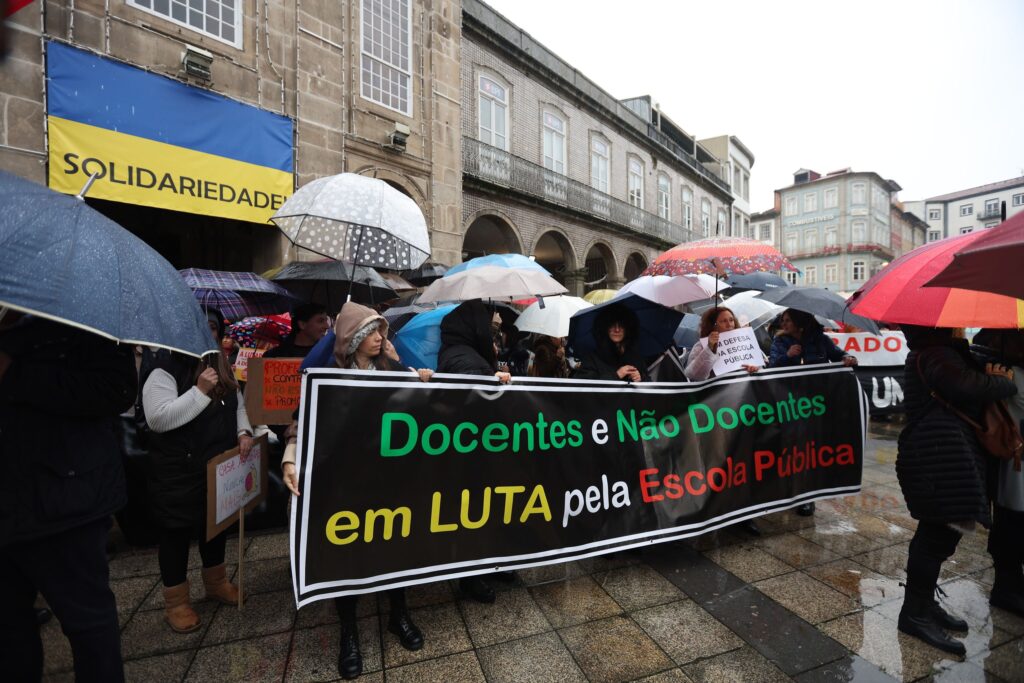 Professores em luta em braga cantam "acordai" à chuva para costas ouvirem