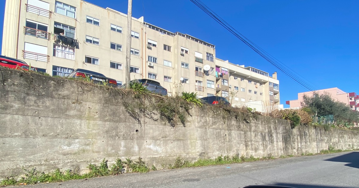 Parte as duas pernas após cair de zona pedonal sem proteção na cidade de braga