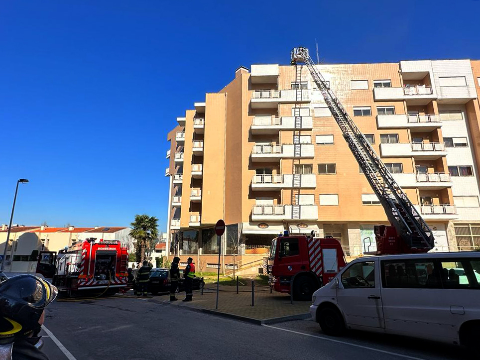 Incêndio destrói cervejaria e deixa prédio sem eletricidade em braga 6 Incêndio destrói cervejaria e deixa prédio sem eletricidade em braga