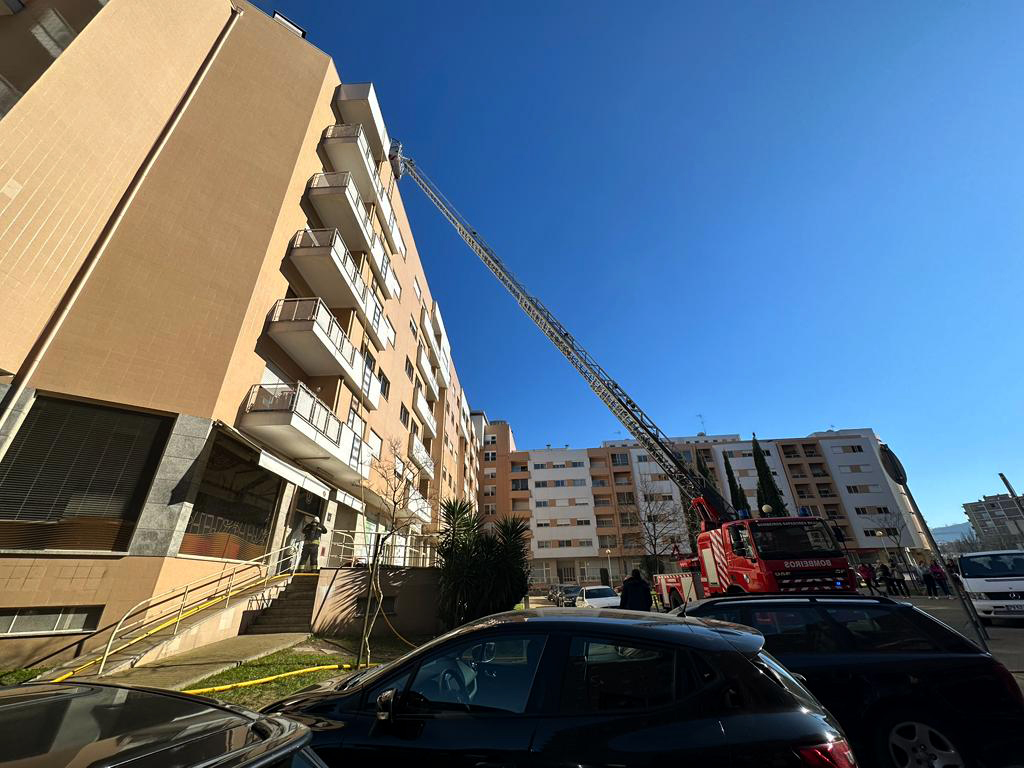 Incêndio destrói cervejaria e deixa prédio sem eletricidade em braga 7 Incêndio destrói cervejaria e deixa prédio sem eletricidade em braga
