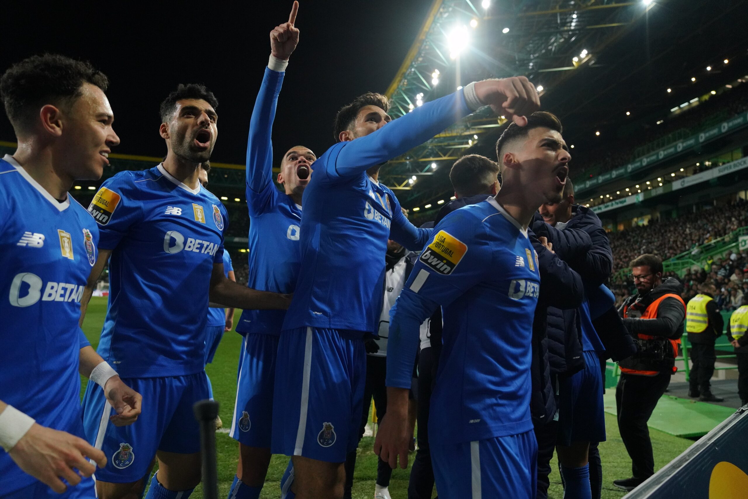 Fc porto vence em alvalade e coloca-se a cinco pontos do líder benfica