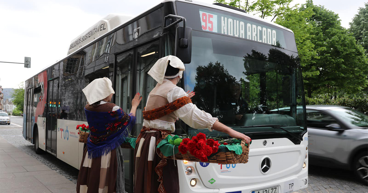Braga: passageiros dos tub recebem cravos no 25 de abril
