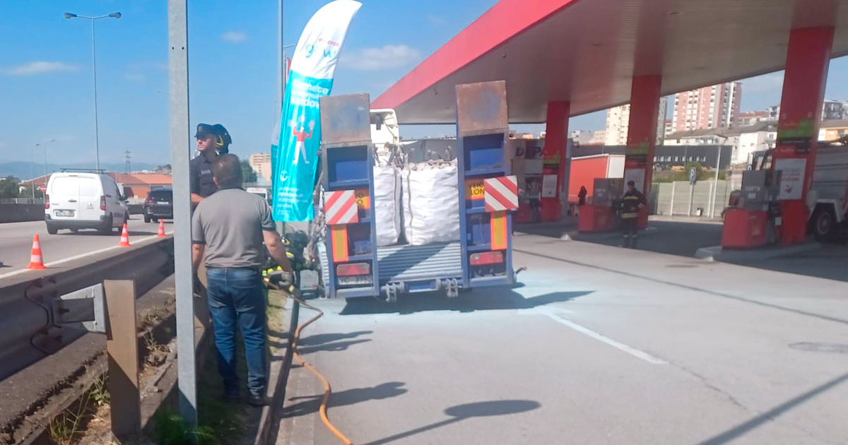 Camião incendeia-se em posto de combustível em braga