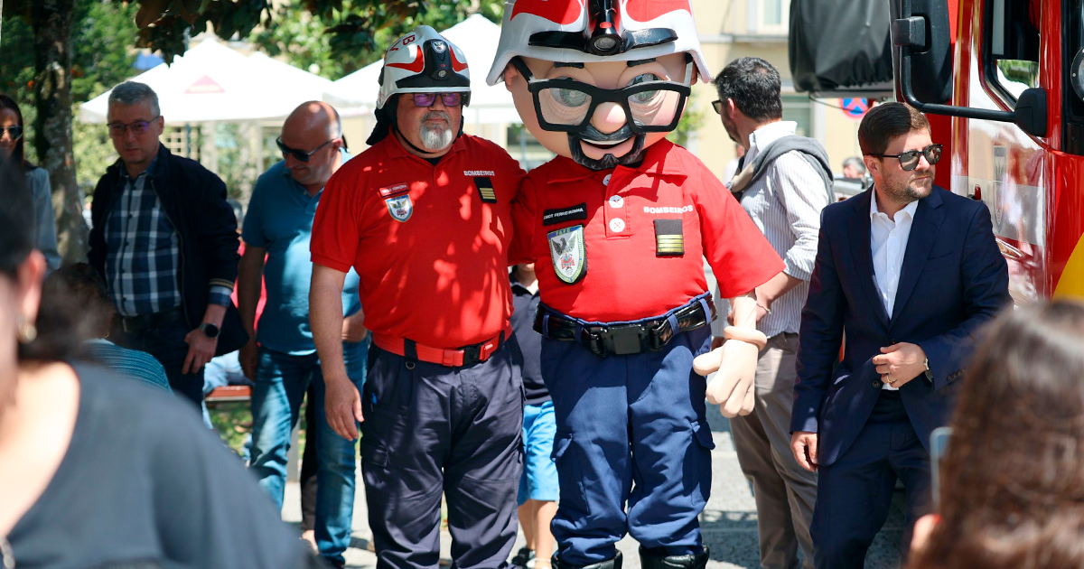 Aí está o ferreirinha, a nova mascote dos bombeiros de fafe