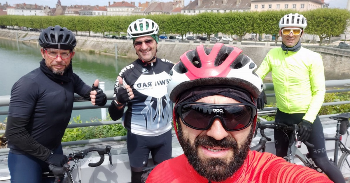 De suíça a fátima em bicicleta. A aventura de 2. 200 quilómetros que une estes quatro emigrantes