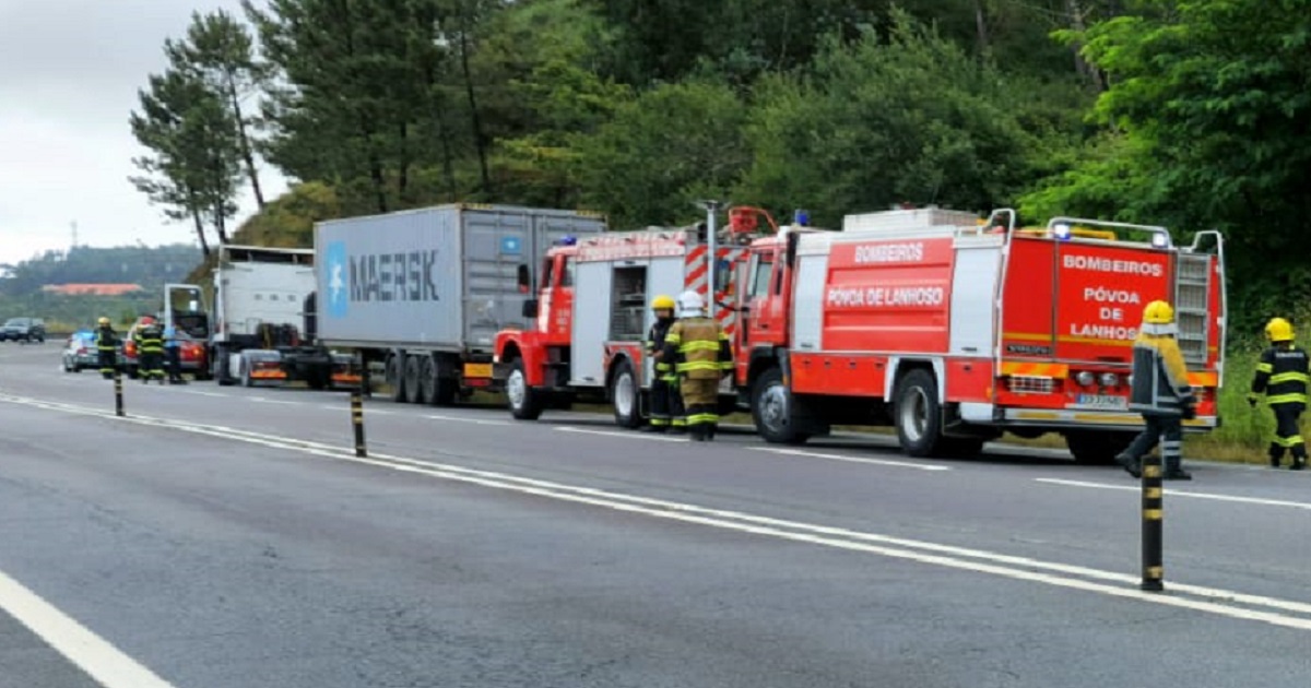Camião incendeia-se entre braga e póvoa de lanhoso
