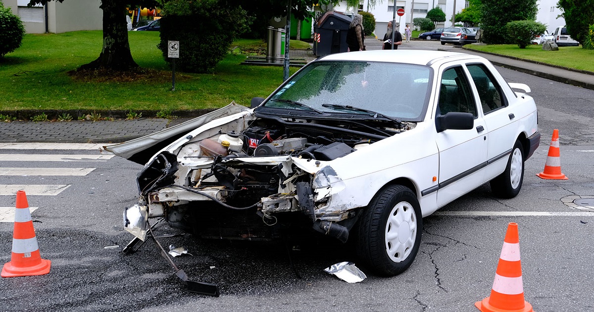 Carro até ficou sem capô após colisão em viana