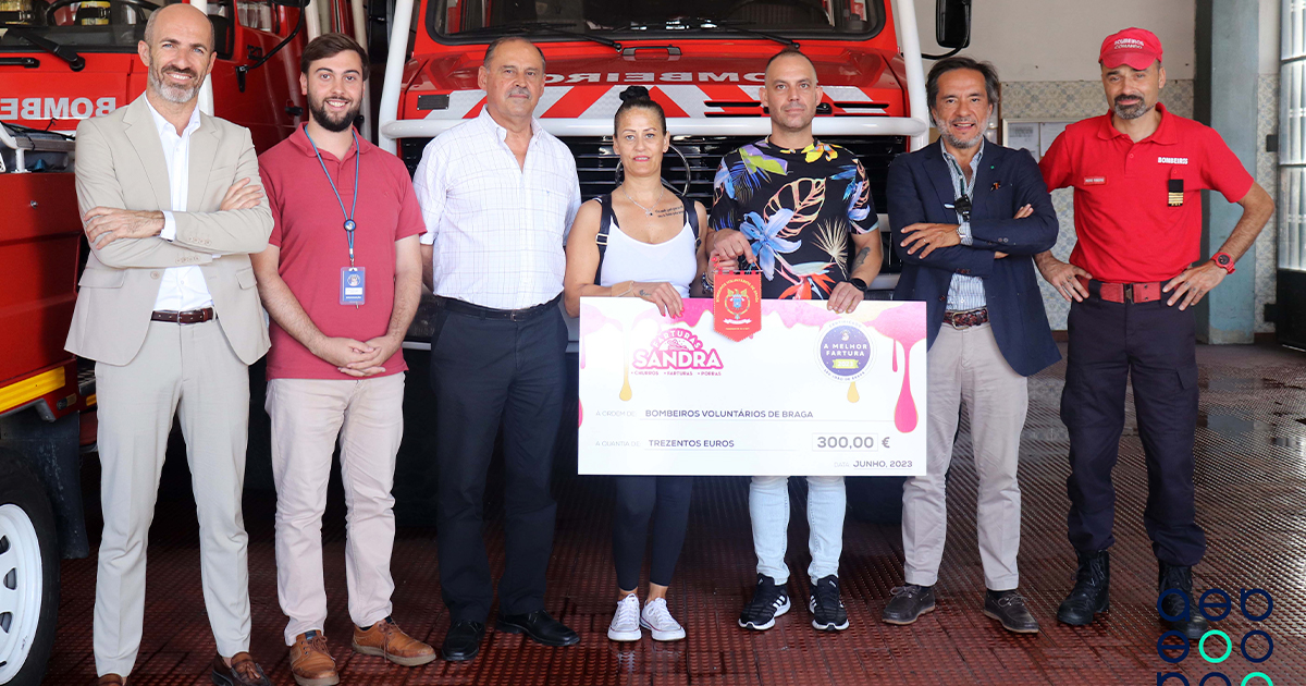 "melhor fartura" do s. João de braga entrega prémio monetário que recebeu aos bombeiros