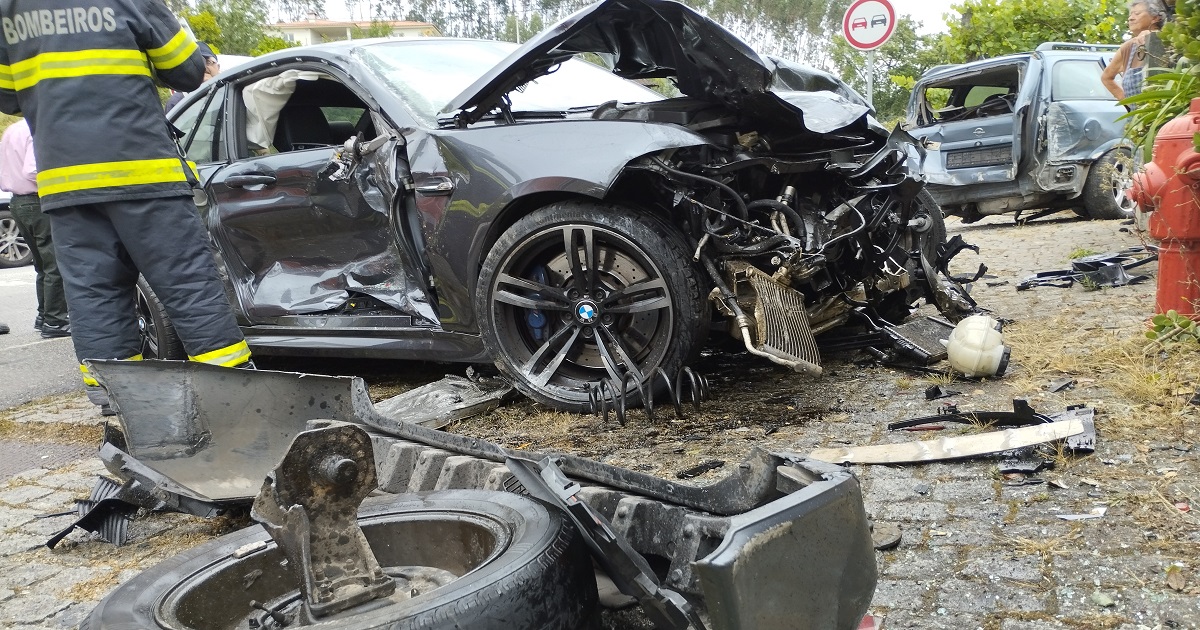 Violenta colisão entre 4 carros com ferido encarcerado em braga