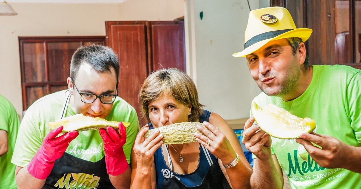 Comer melão casca de carvalho em arraial com "bom vinho" e "bailarico" em vila verde