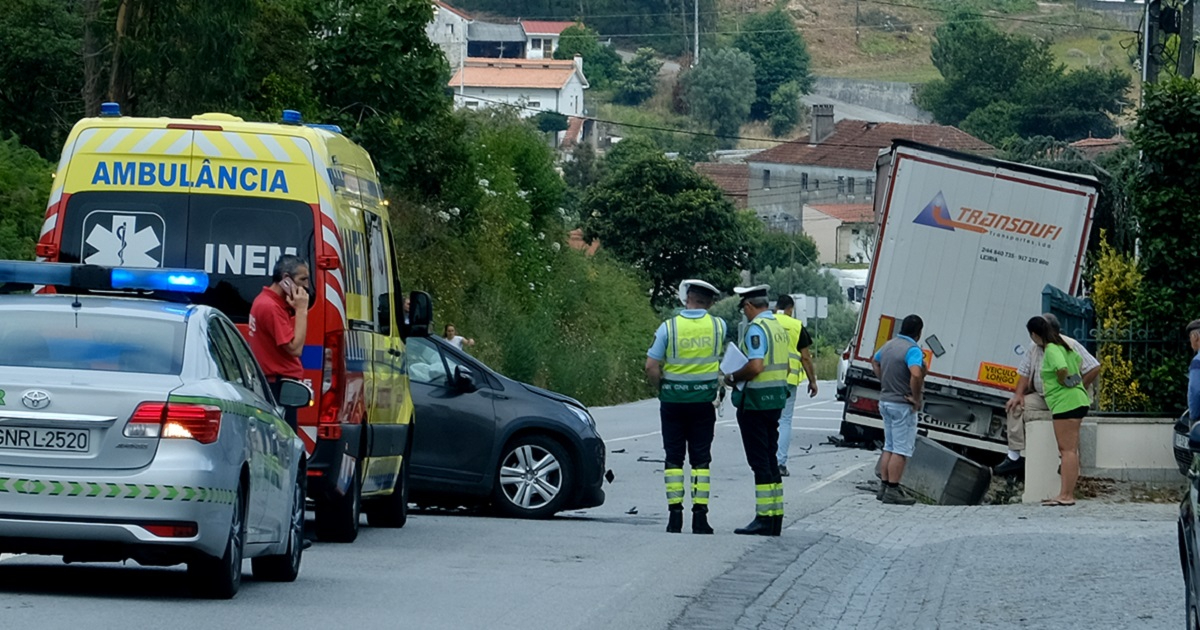 Bebé de 9 meses é um dos três feridos de colisão entre carro e camião em barcelos