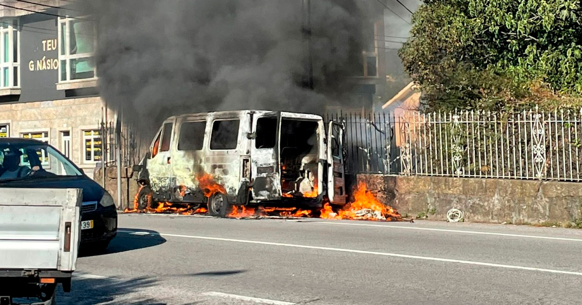 Carrinha destruída pelas chamas na estrada braga-famalicão