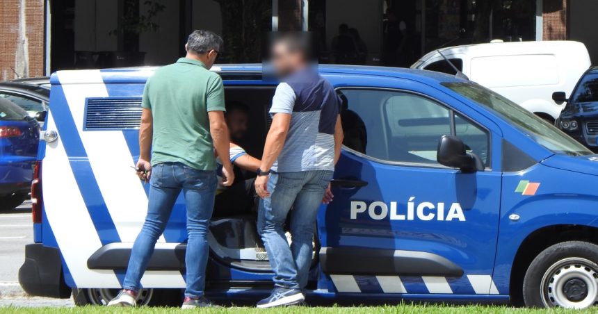 Polícias da PSP Porto usam os próprios carros para investigação