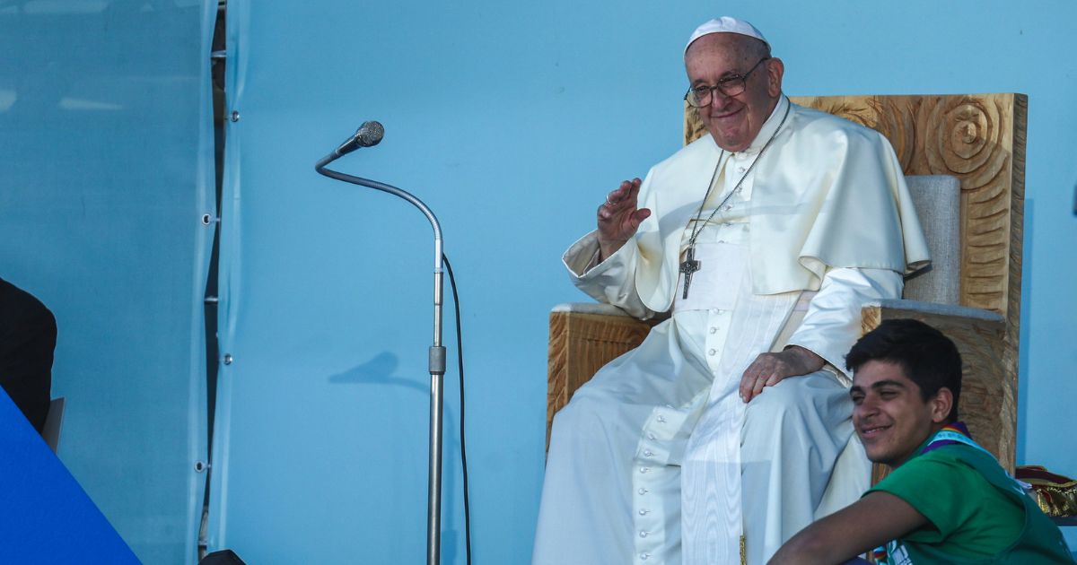 Papa defende que violência de género deve ser eliminada da sociedade