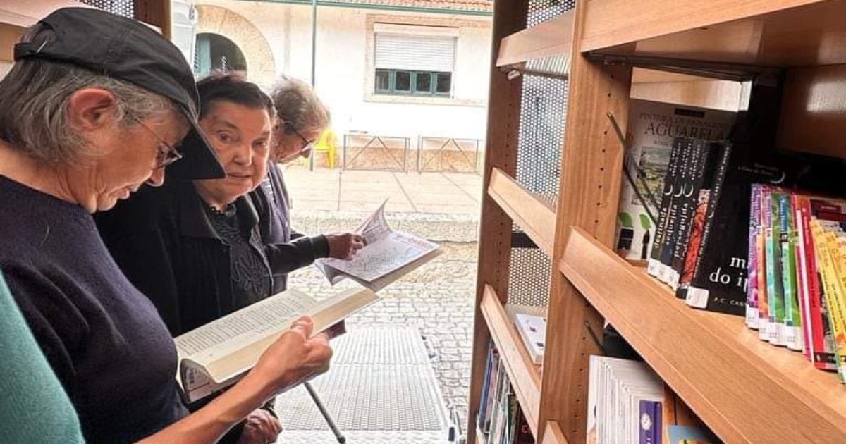 Biblioteca de ponte da barca continua 'sobre rodas' a espalhar cultura