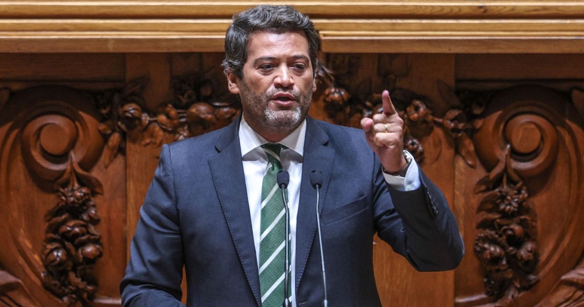 Deputados do chega abandonam plenário em protesto contra santos silva
