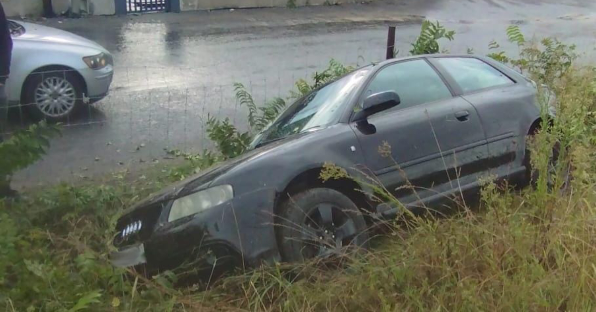 Audi despista-se e 'voa' para fora da estrada em vila verde
