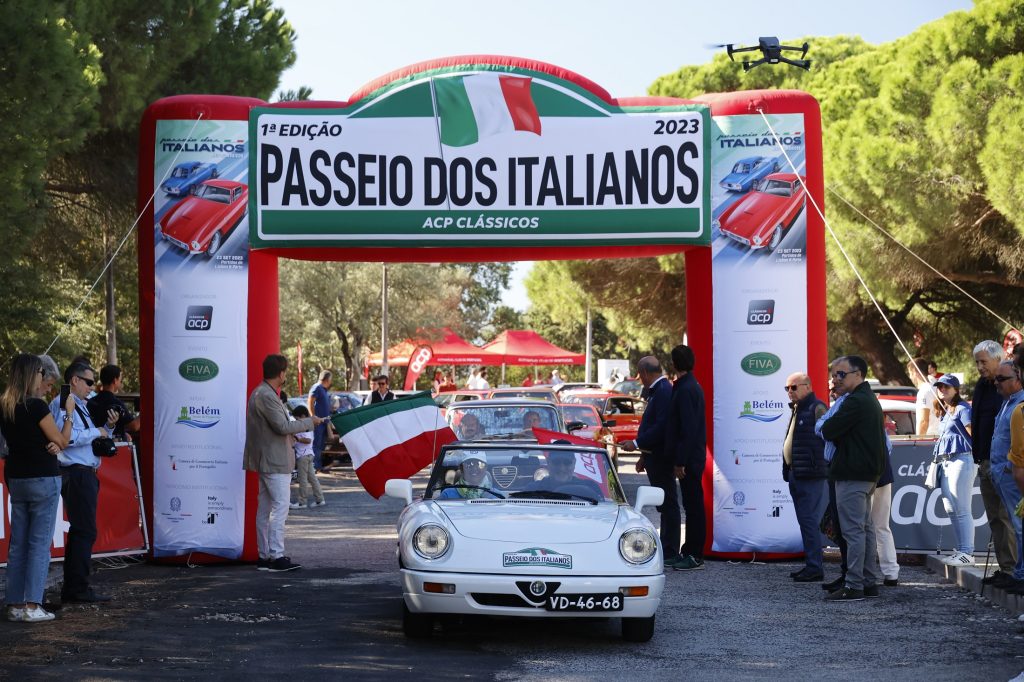 Dezenas de automóveis clássicos passearam pelo minho