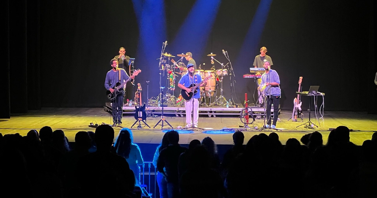 Banda dos netos e filho de gilberto gil 'levantou' o festival para gente sentada em braga